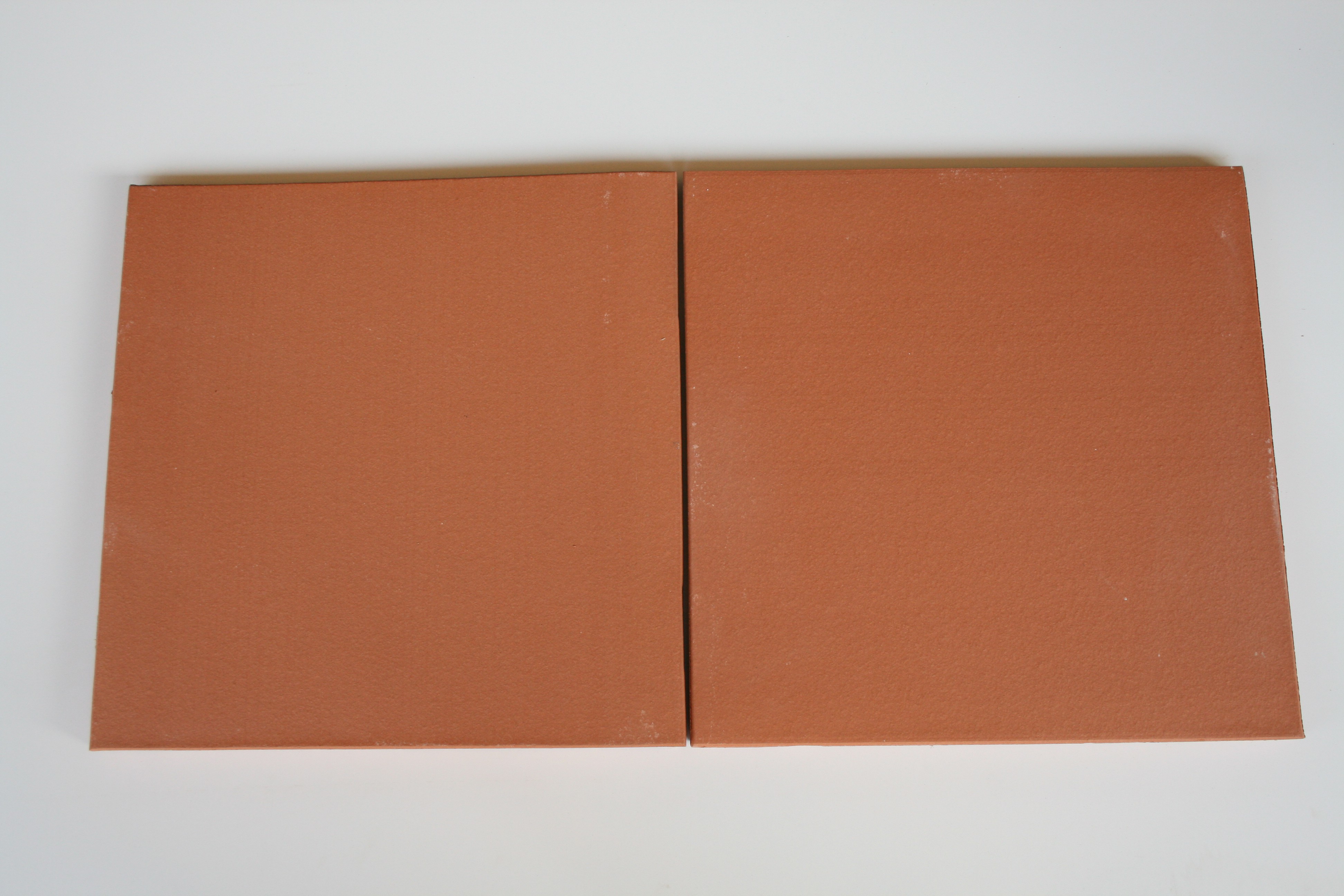 Carreaux terre cuite lisse saumon foncé 35.5x35.5x1.6 cm bords arrondis
