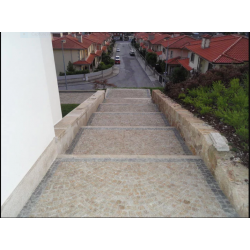 Escalier en pavés jaune et bordure gris bleu