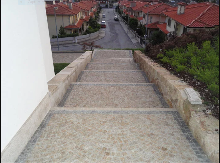 Escalier en pavés jaune et bordure gris bleu